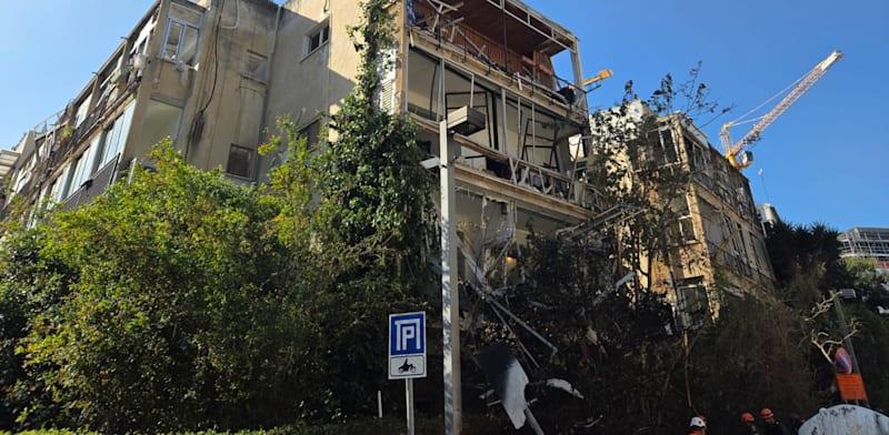 זירת פגיעה של טיל איראני בתל אביב. פגע בבניין שמיועד לפינוי בינוי / צילום: כבאות והצלה לישראל זירת פגיעה של טיל איראני בתל אביב. פגע בבניין שמיועד לפינוי בינוי / צילום: כבאות והצלה לישראל