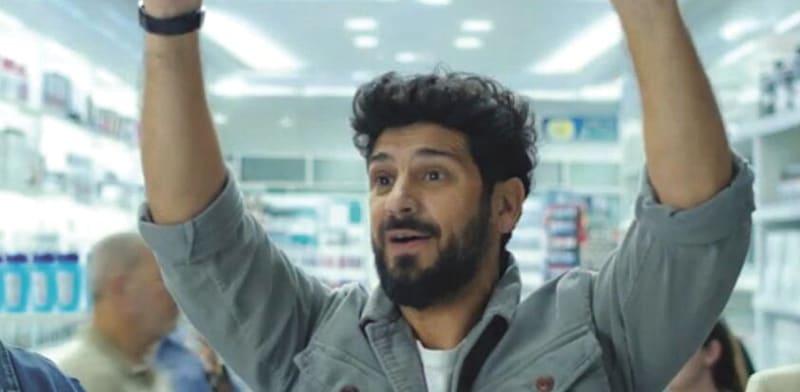 אביב אלוש בקמפיין הפרסום של פליי קארד / צילום: מתוך יוטיוב אביב אלוש בקמפיין הפרסום של פליי קארד / צילום: מתוך יוטיוב