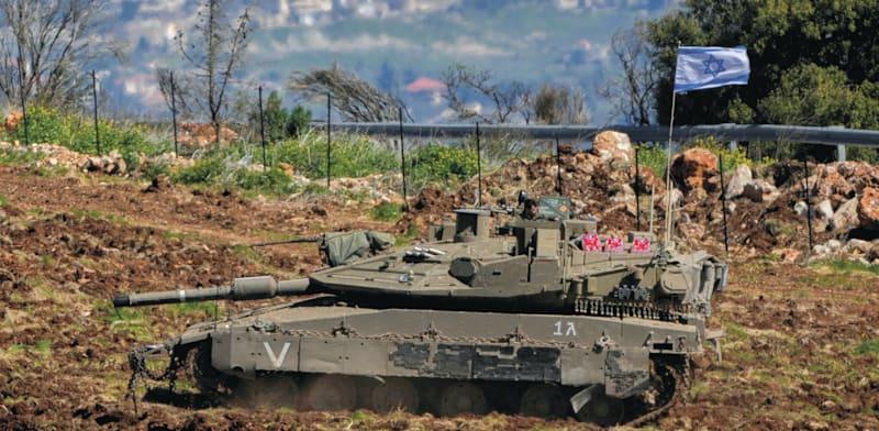 טנק ישראלי סמוך לגבול לבנון / צילום: ap, Ariel Schalit טנק ישראלי סמוך לגבול לבנון / צילום: ap, Ariel Schalit