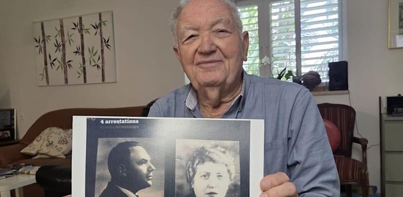 נורברט צימבליסטה עם תמונות הוריו / צילום: אסף זגריזק נורברט צימבליסטה עם תמונות הוריו / צילום: אסף זגריזק