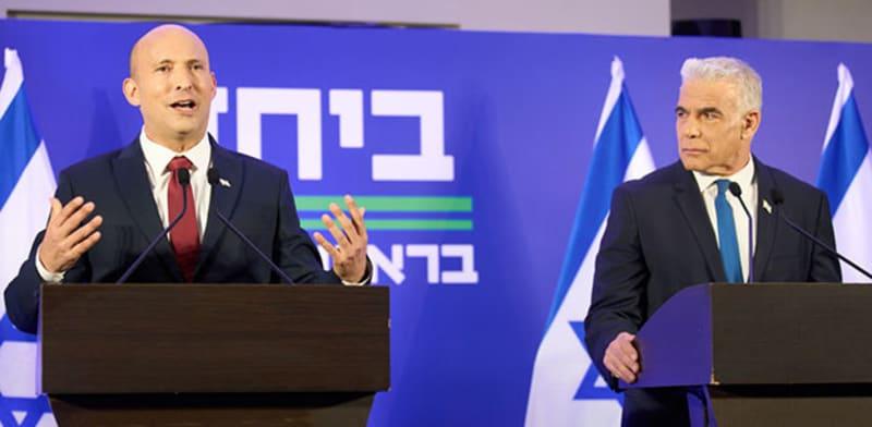 לפיד ובנט בעת ההצהרה על האיחוד / צילום: ap, Ariel Schalit לפיד ובנט בעת ההצהרה על האיחוד / צילום: ap, Ariel Schalit