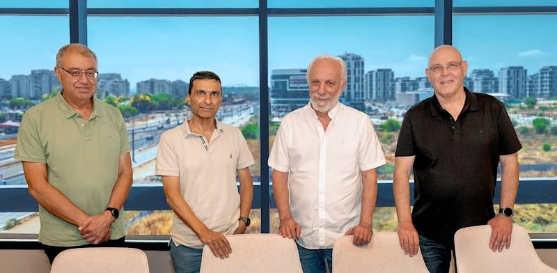 בכירי עומר הנדסה. מימין: ישראל רוזנבלט, מנכ''ל משותף; זאב סלנט, יו''ר; גדעון כחלון, סמנכ''ל הכספים; וברוך חדד, מנכ''ל משותף / צילום: כדיה לוי בכירי עומר הנדסה. מימין: ישראל רוזנבלט, מנכ''ל משותף; זאב סלנט, יו''ר; גדעון כחלון, סמנכ''ל הכספים; וברוך חדד, מנכ''ל משותף / צילום: כדיה לוי